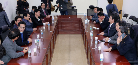 비상시국위 대표자 회의, '탄핵은'      (서울=연합뉴스) 배재만 기자 = 새누리당 유승민 의원 등 비상시국위 대표자들이 4일 오후 국회 의원회관에서 회의를 열고 있다. 2016.12.4      scoop@yna.co.kr  (끝)